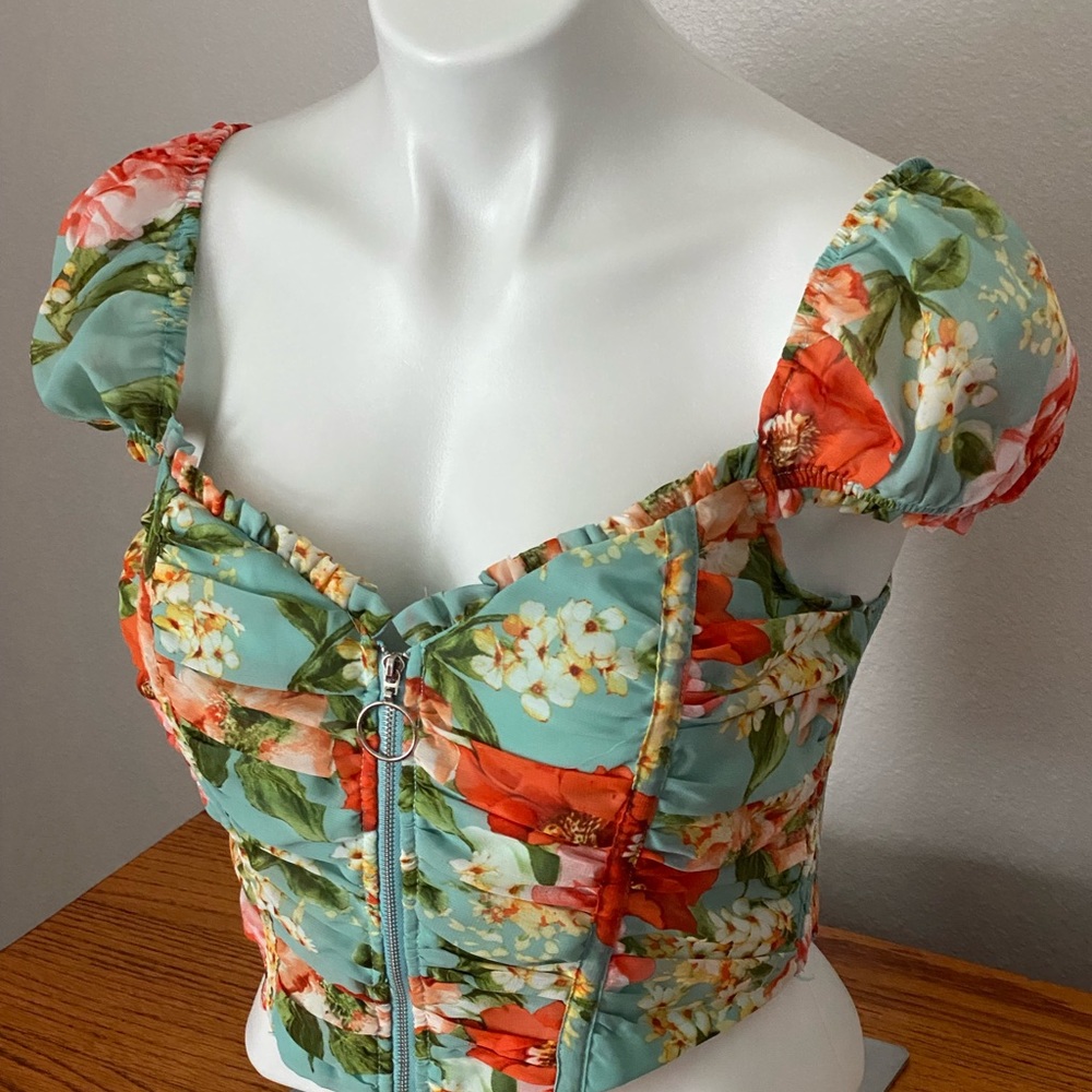 100% Polyester
Floral Print
Yellow orange green
Size L-